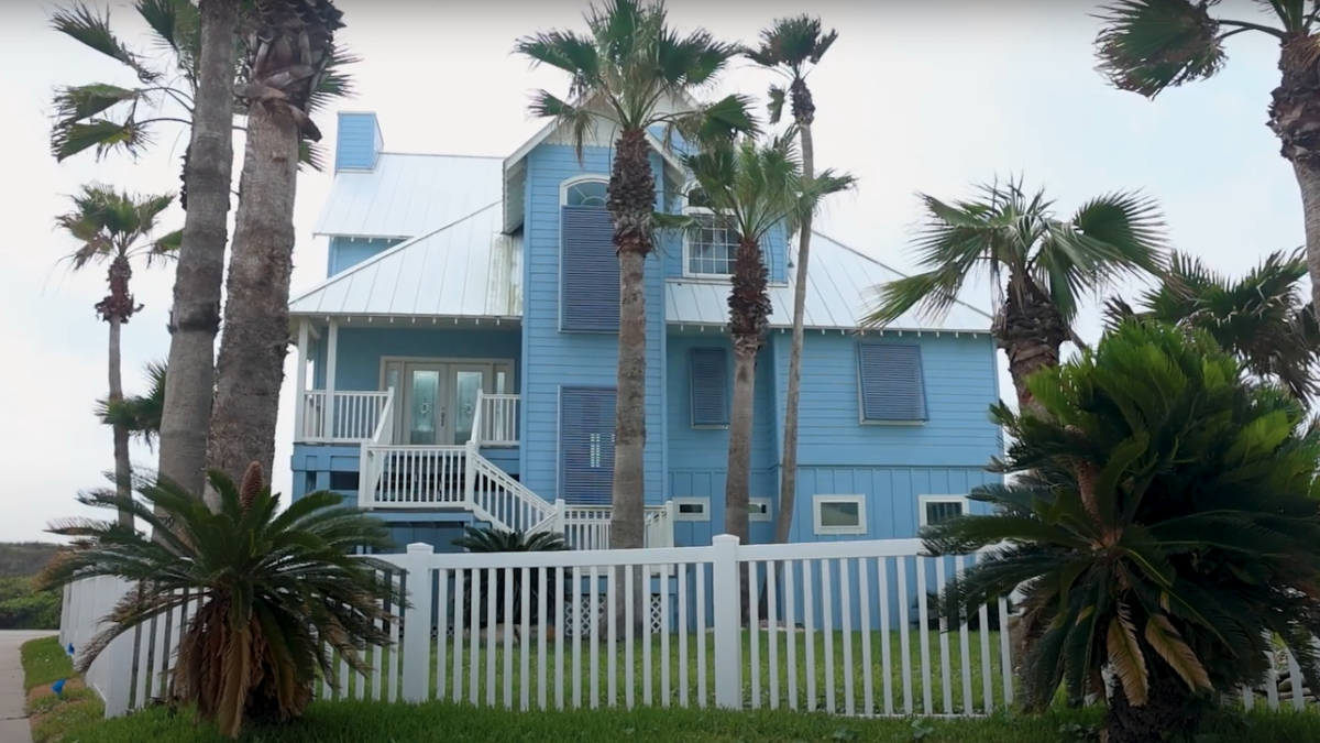 D&C Fence Company Chooses Country Estate for Vinyl Fencing